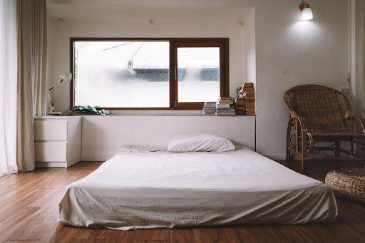 cara menata kamar yang sempit dengan memilih tempat tidur yang rendah