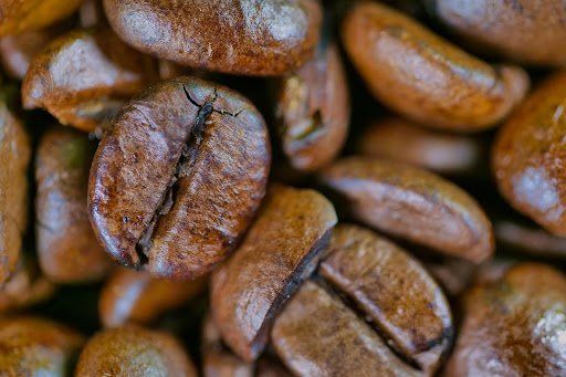 cara menghilangkan bau pesing pada kasur dengan menaburkan serbuk kopi