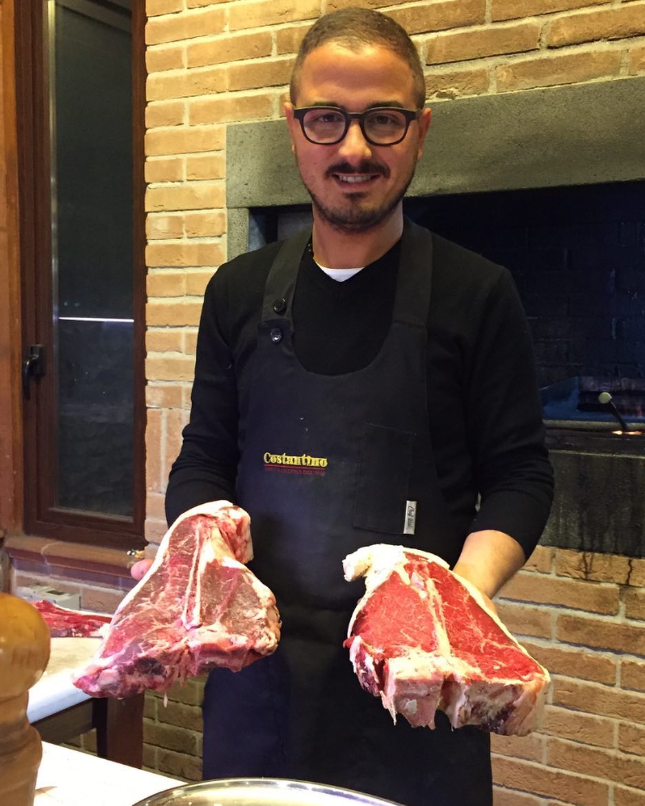 Cameriere con due bistecche di carne