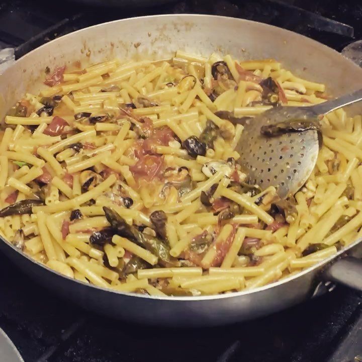 Preparazione di pasta alla pancetta