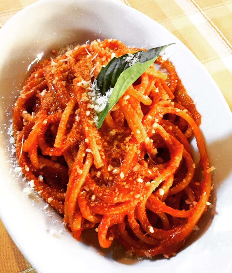 Spaghetti con salsa di pomodoro e basilico