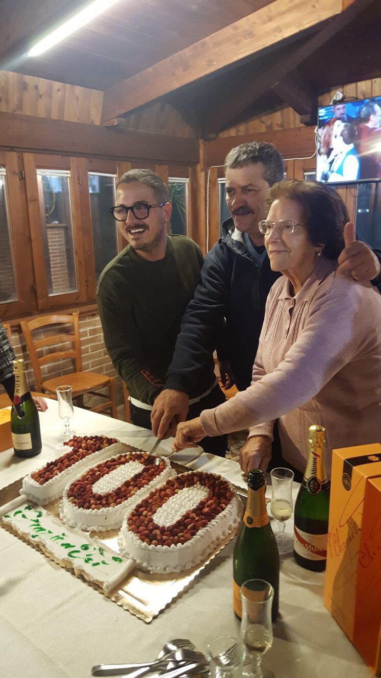 Proprietari di un ristorante durante la cerimonia dei 100 anni