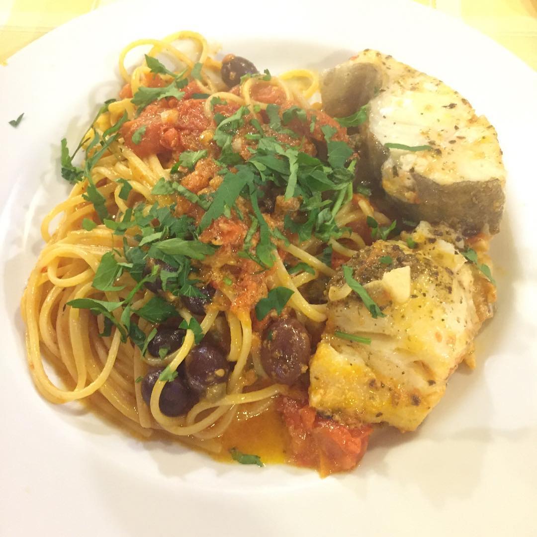 Spaghetti with fresh cherry tomatoes and black olives