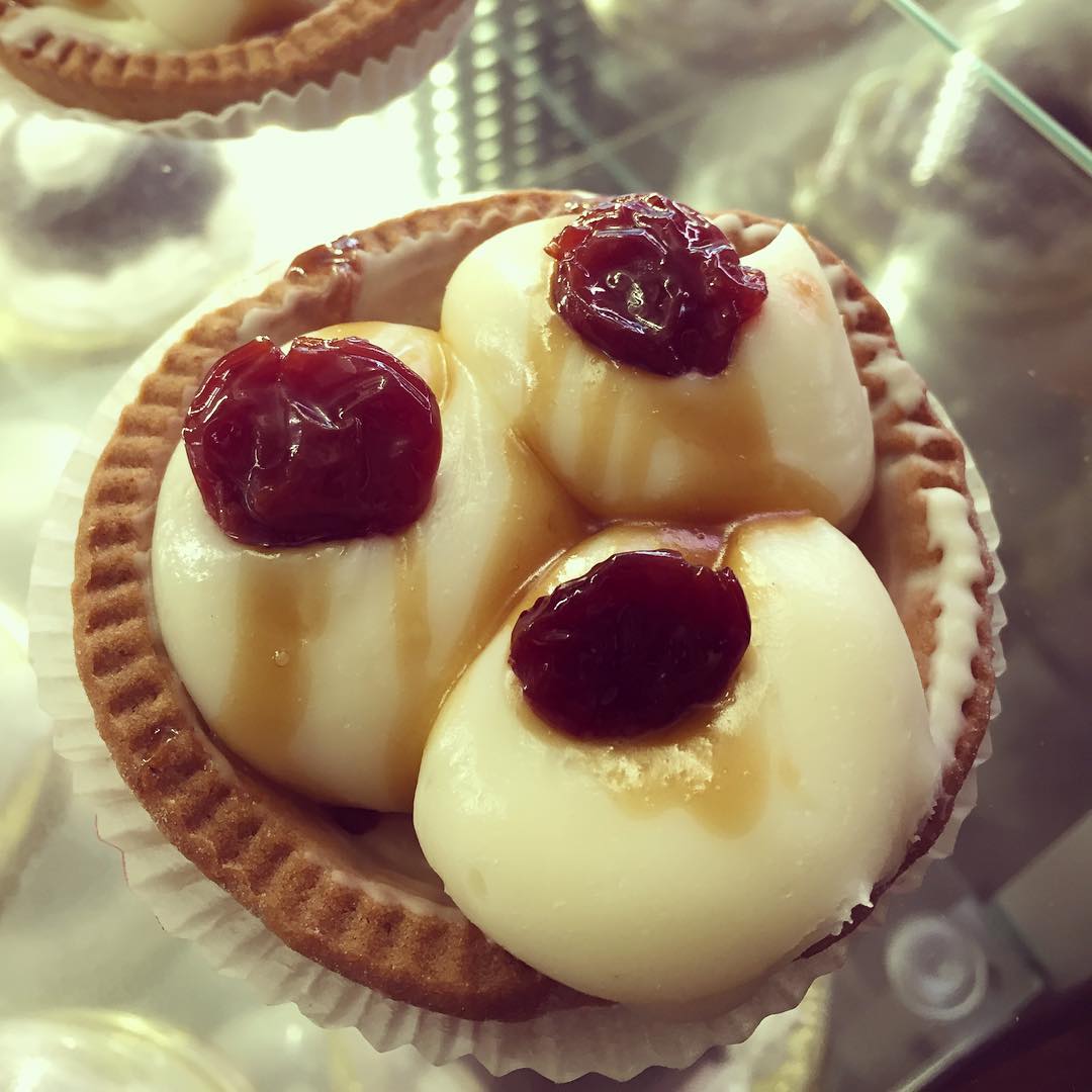 Pasticcino alla crema e frutti di bosco