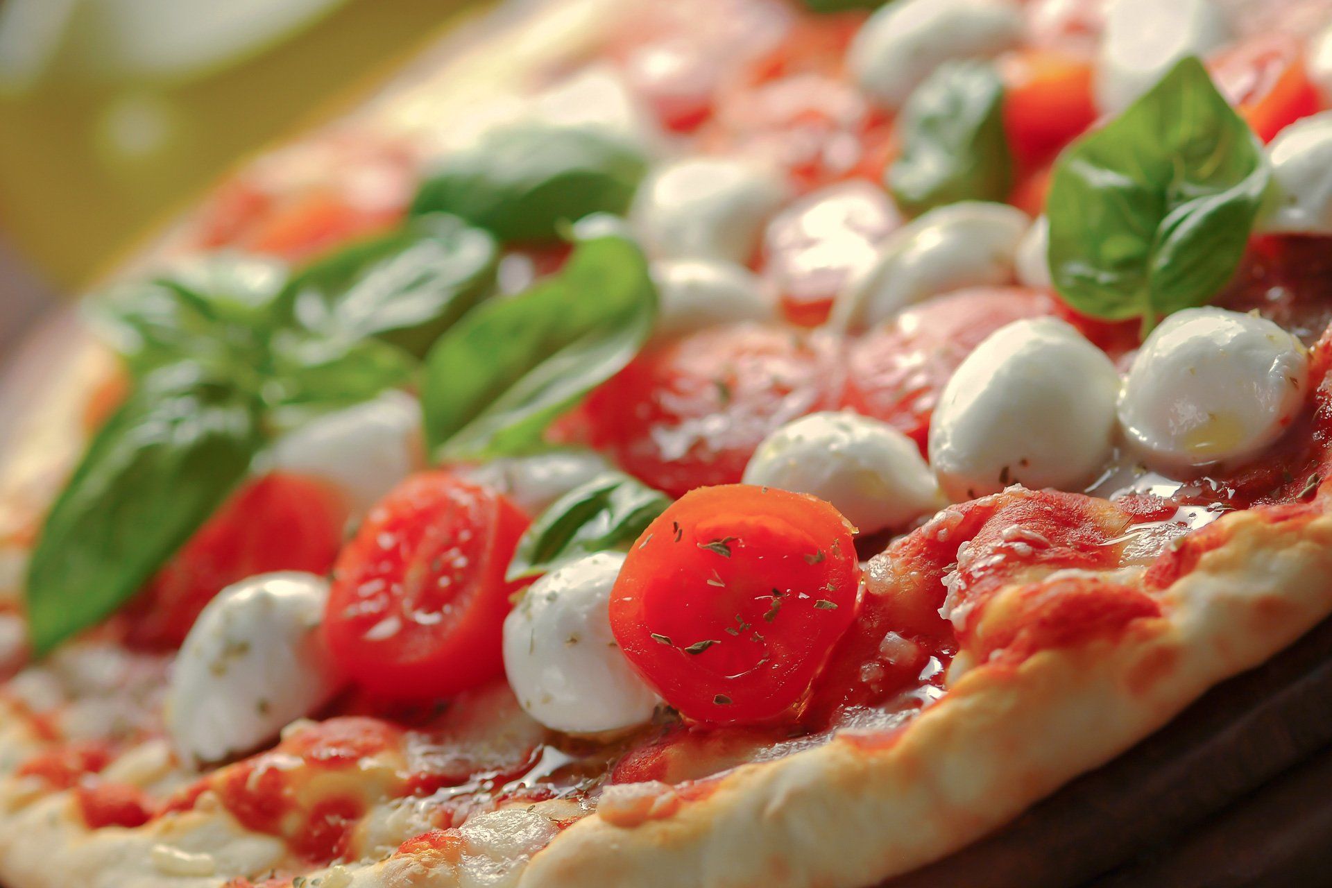 Pizza con pomodorini e mozzarella