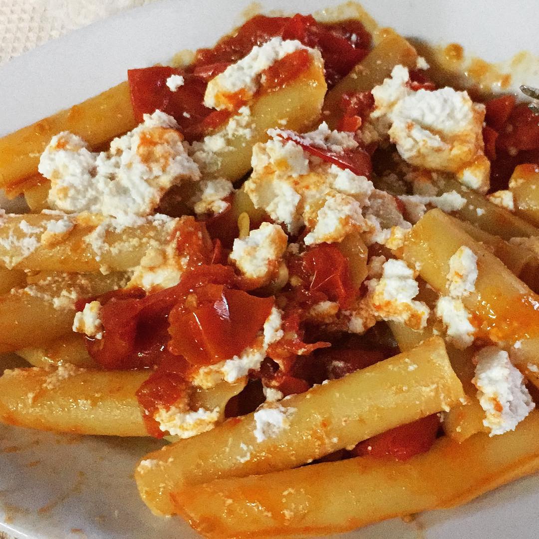 Pasta con pomodori e feta