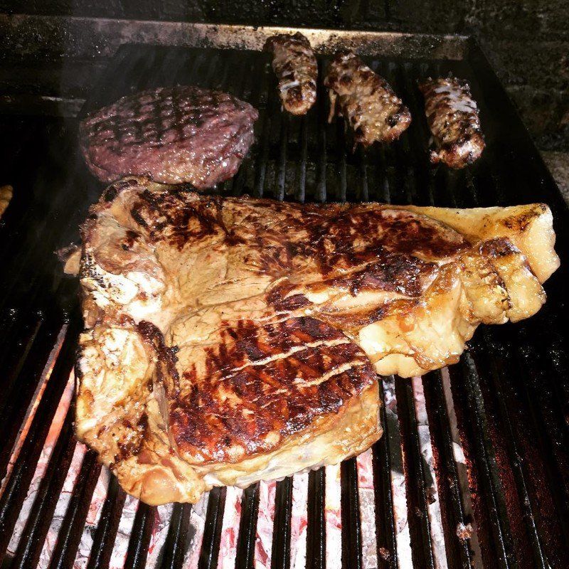 Bistecche di carne sulla griglia