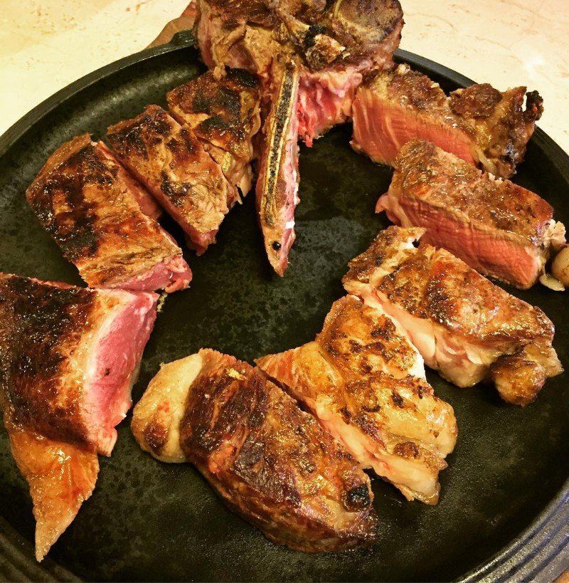 Bistecche e tagliata di carne alla griglia