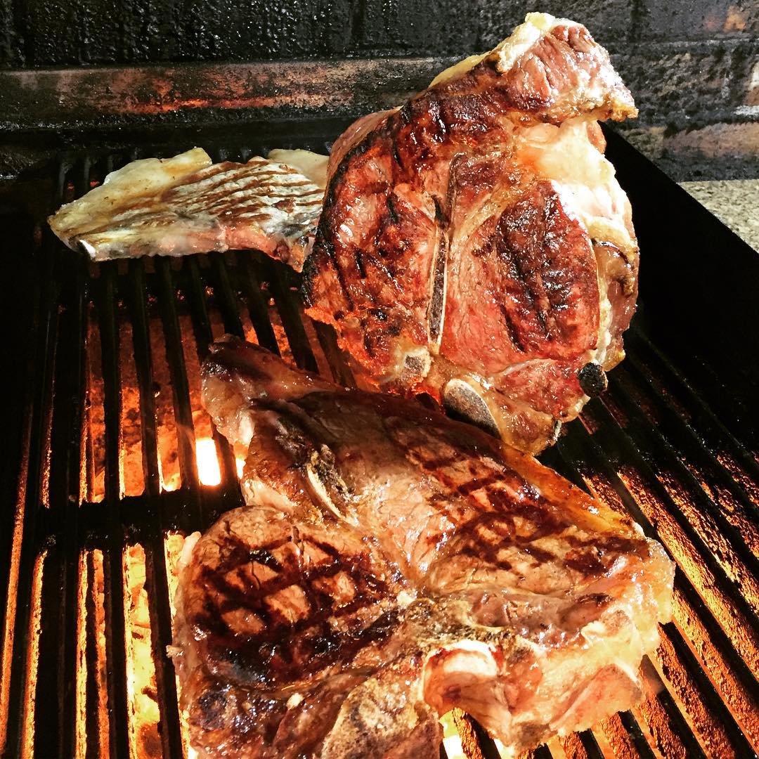 Bistecche alla fiorentina cotte su piastra