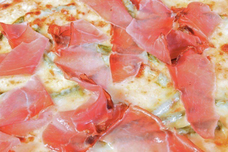 Pizza con gorgonzola e prosciutto crudo