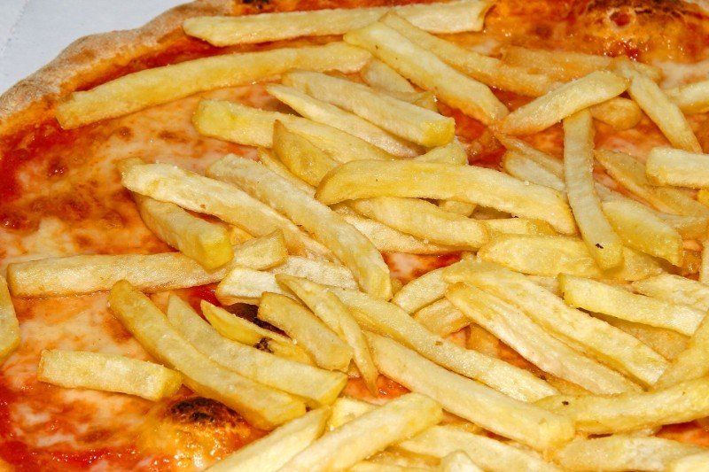 Pizza con patatine fritte