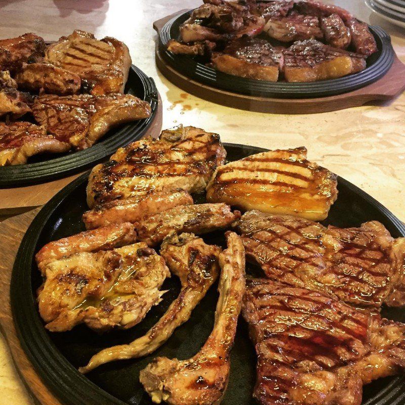 Diverse portate di carne alla griglia