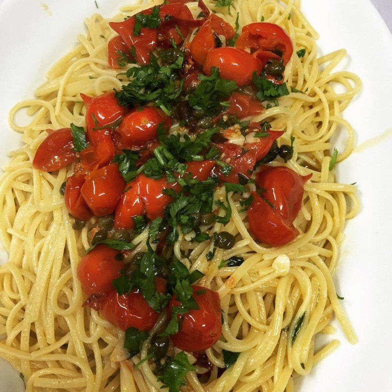 Spaghetti with fresh tomatoes