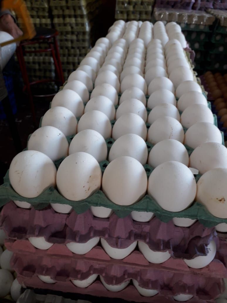 Un montón de huevos están apilados uno encima del otro