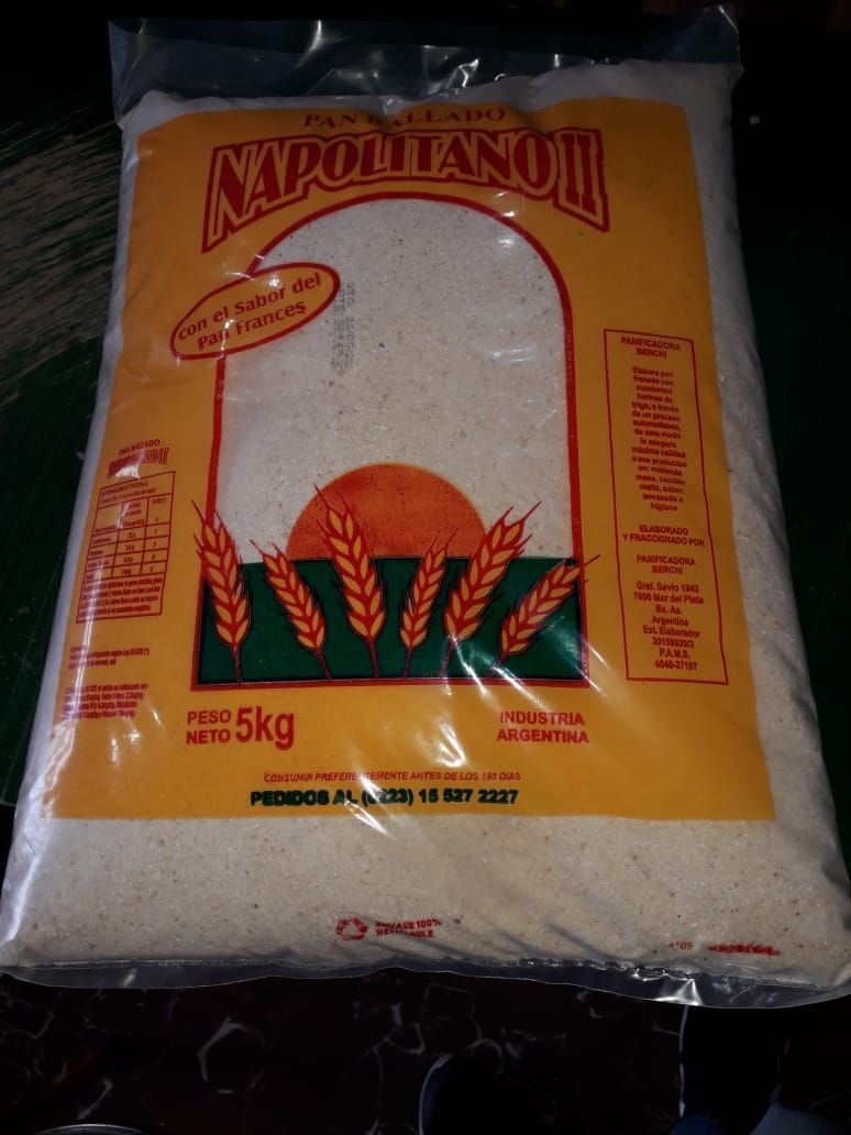 Una bolsa de arroz napolitano reposa sobre una mesa.