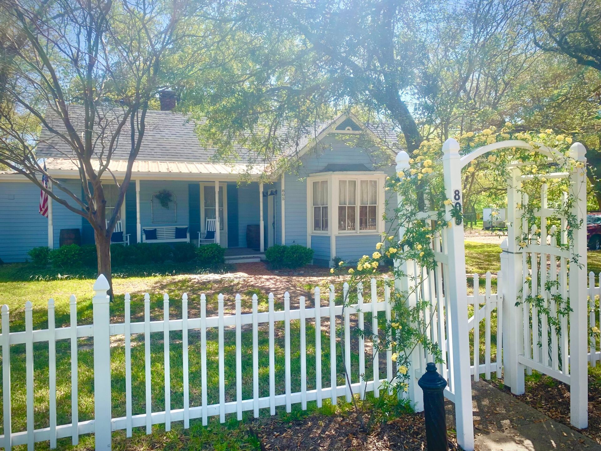 A living room filled with furniture and a ceiling fan.