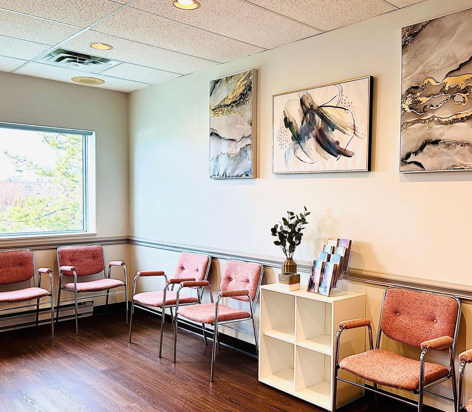 A woman is getting an injection in her hair.