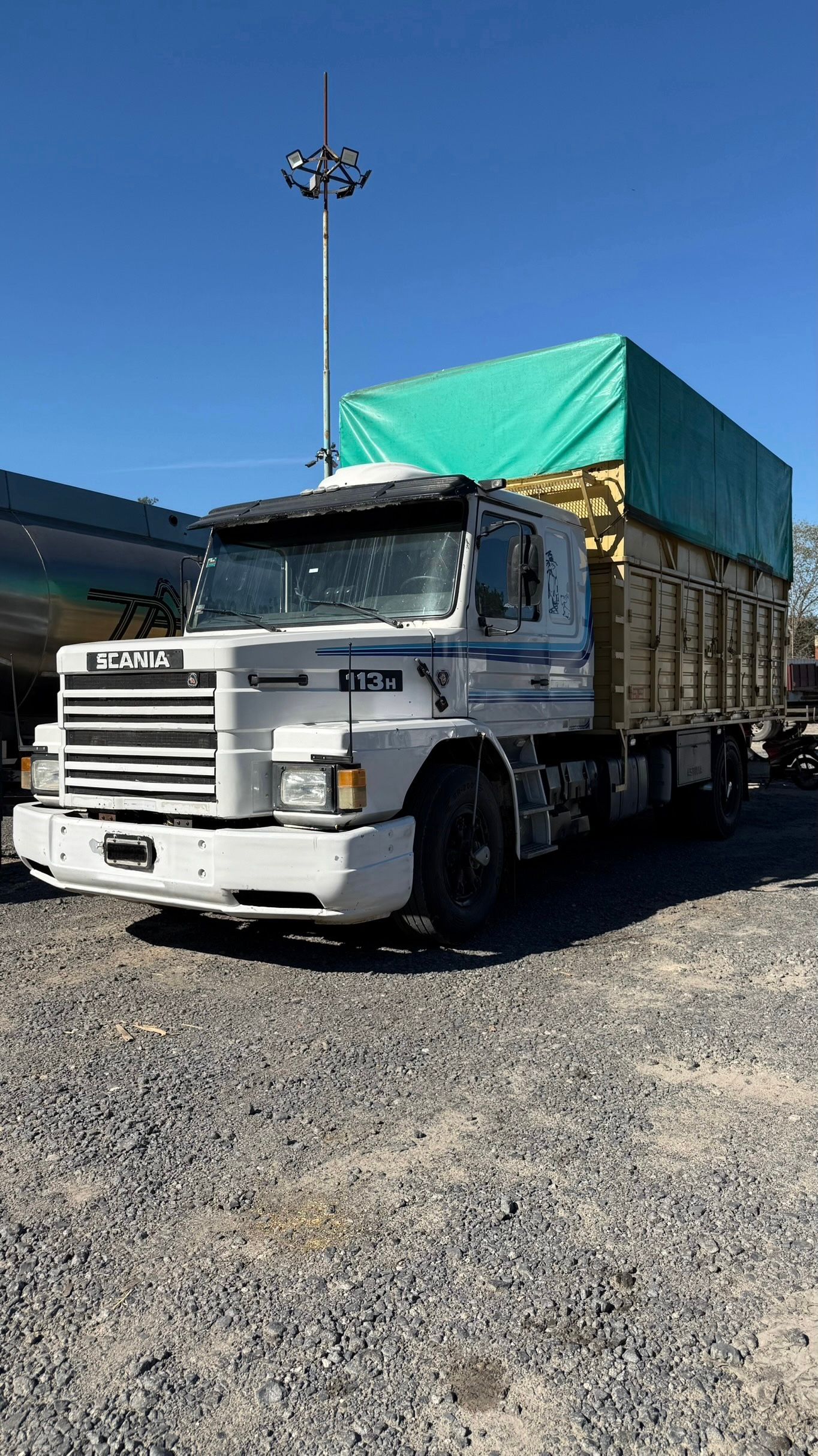 Scania 310  Chasis con carrocería cerealera