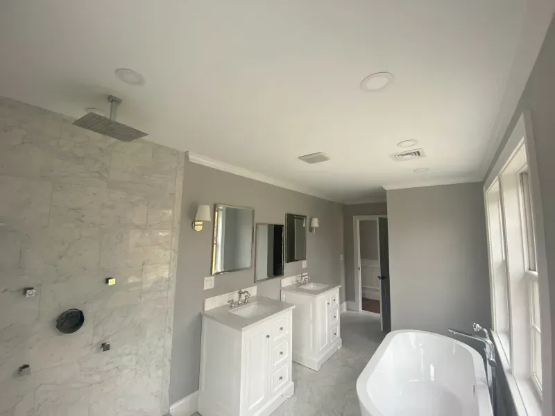 A bathroom with two sinks and a bathtub