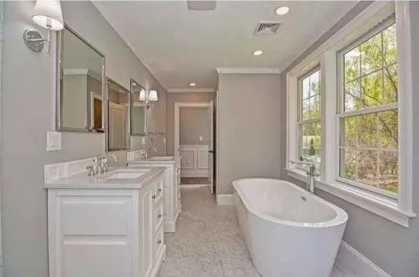 A bathroom with two sinks and a bathtub.