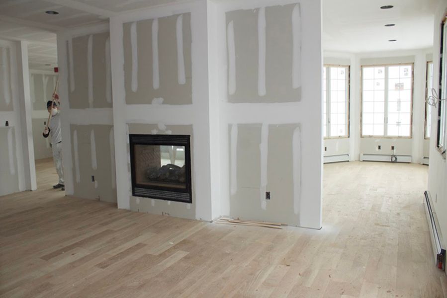 An empty room with a fireplace in the middle