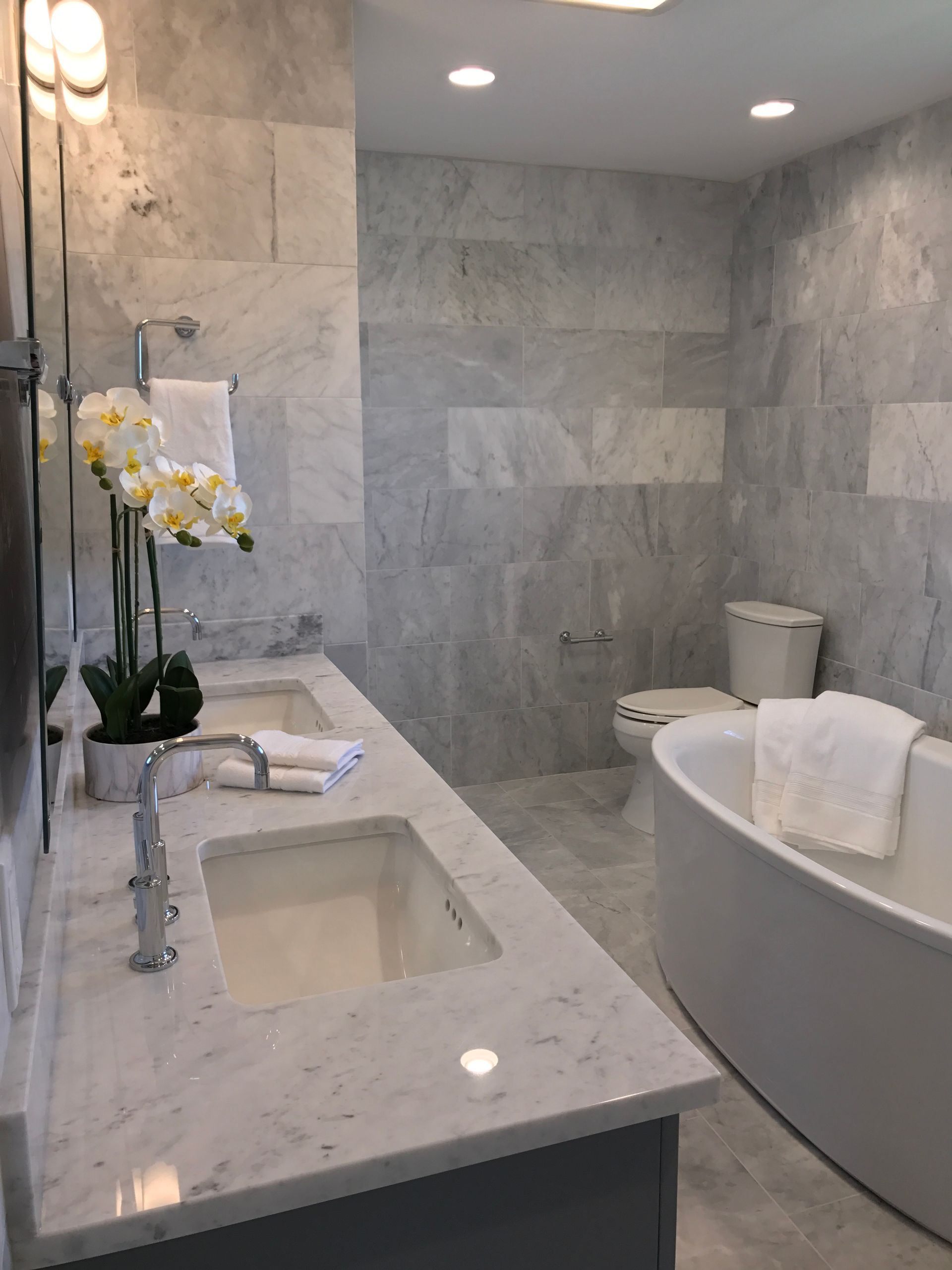 A bathroom with two sinks and a bathtub