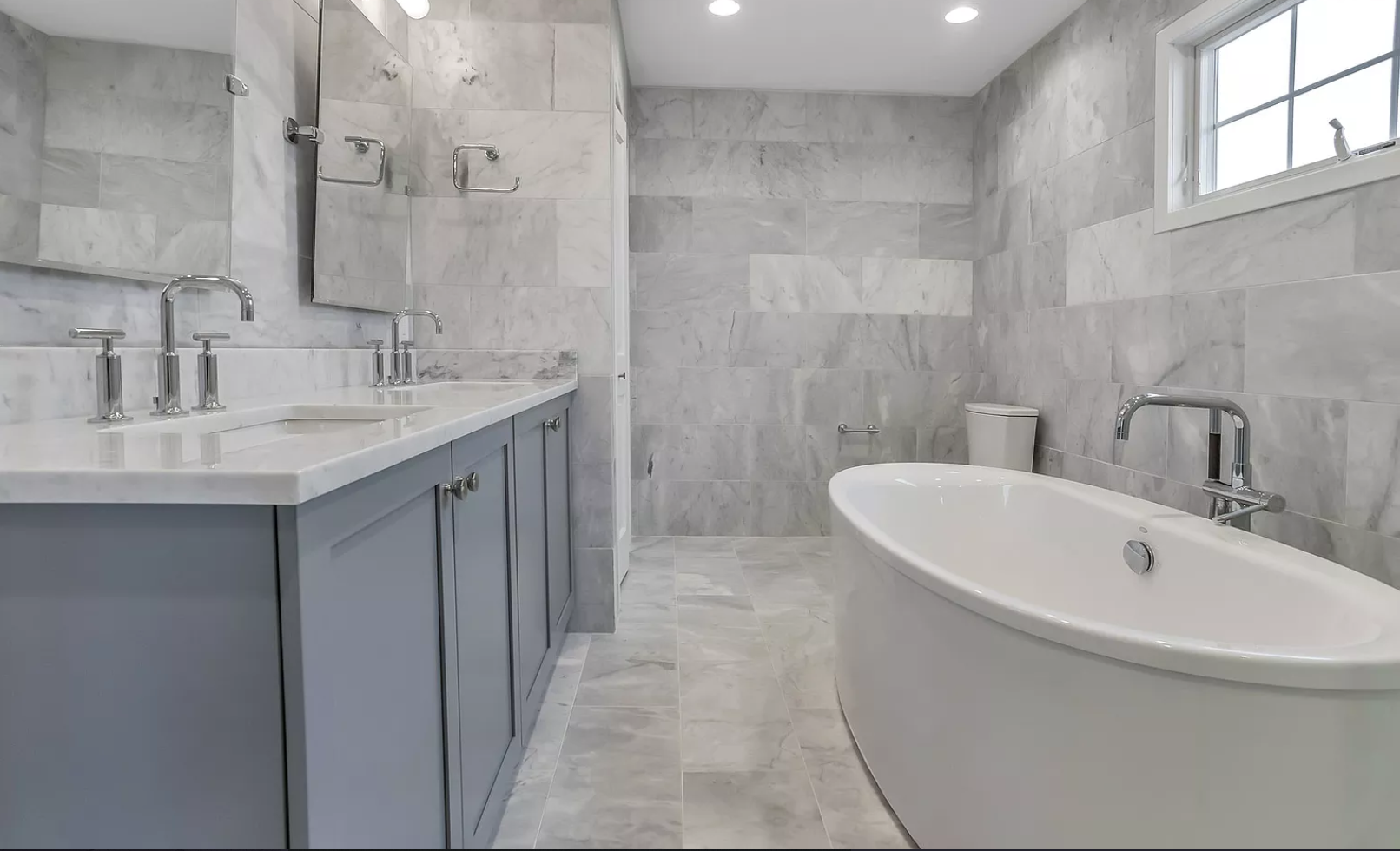 A bathroom with two sinks and a bathtub.