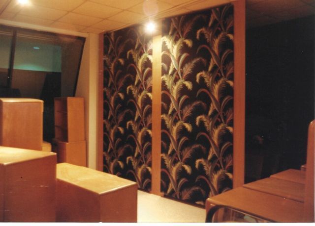 A room with a floral pattern on the wall