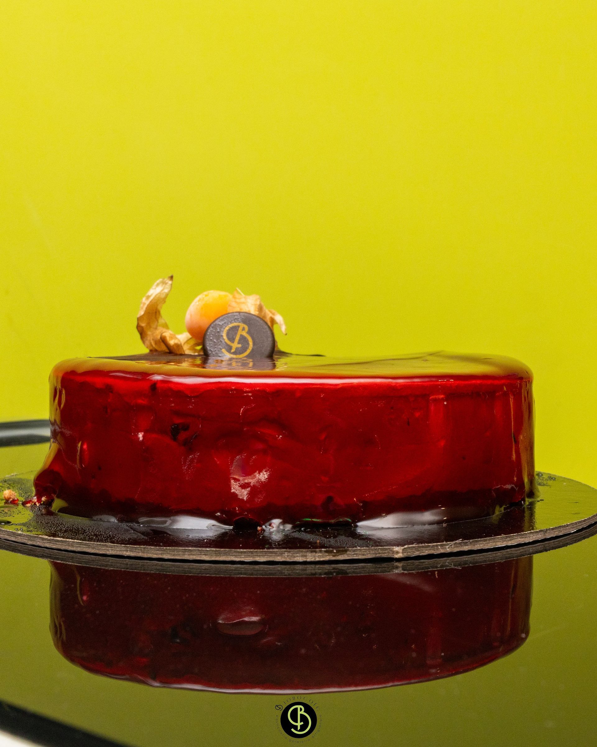 Interno di un ristorante con piante sospese, soffitto curvo e un cuoco che lavora dietro il bancone.