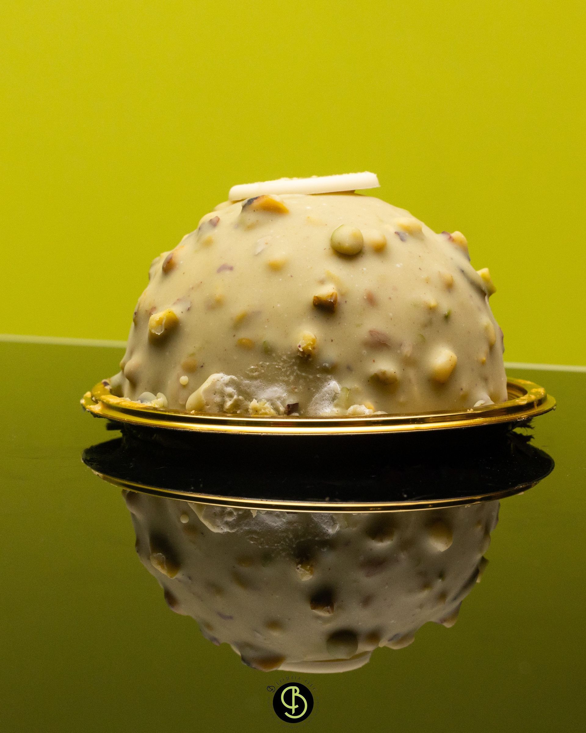 Interno di un ristorante con piante sospese, soffitto curvo e un cuoco che lavora dietro il bancone.