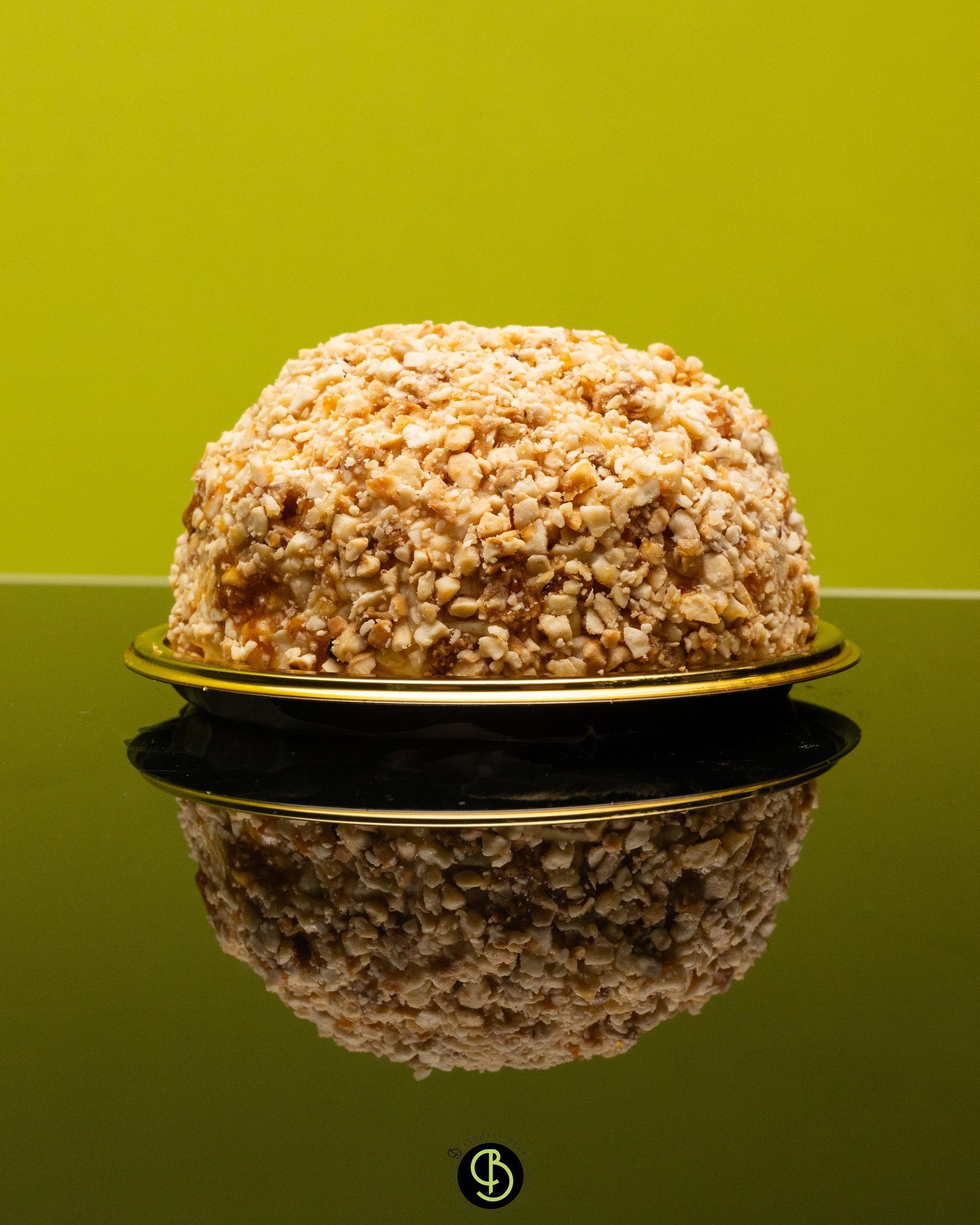 Interno di un ristorante con piante sospese, soffitto curvo e un cuoco che lavora dietro il bancone.