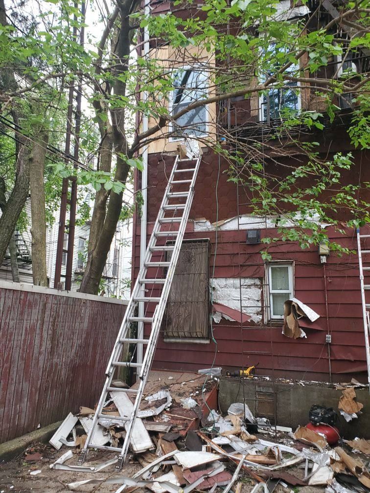 A ladder is sitting on the side of a building.