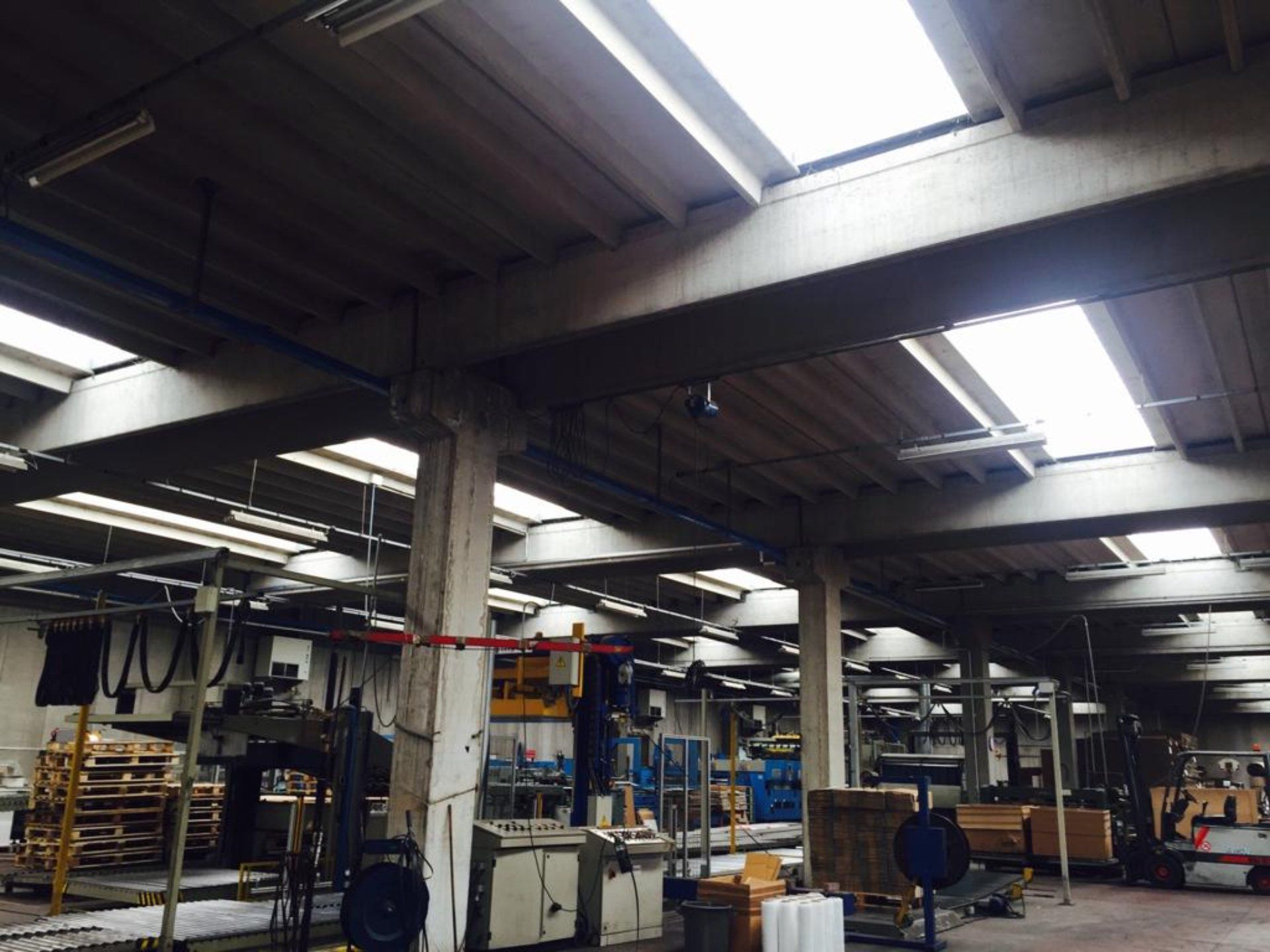 interni del laboratorio di scatoloni