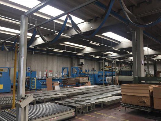 interni del laboratorio industriale di scatole