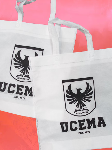 Dos bolsas de tela blancas con el logotipo de la universidad UCEMA y la inscripción 