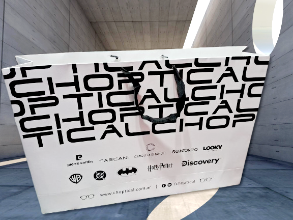 Bolsa de compra blanca con el texto 