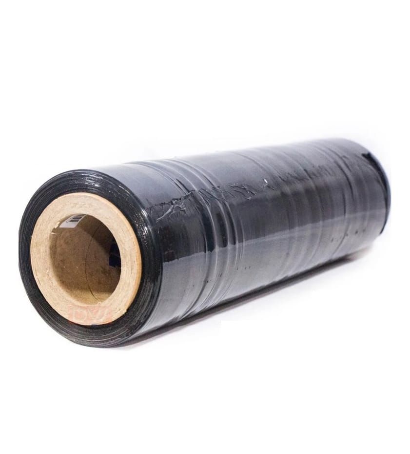 Un rollo de film estirable negro para embalaje, mostrado en ángulo con un núcleo de cartón visible.