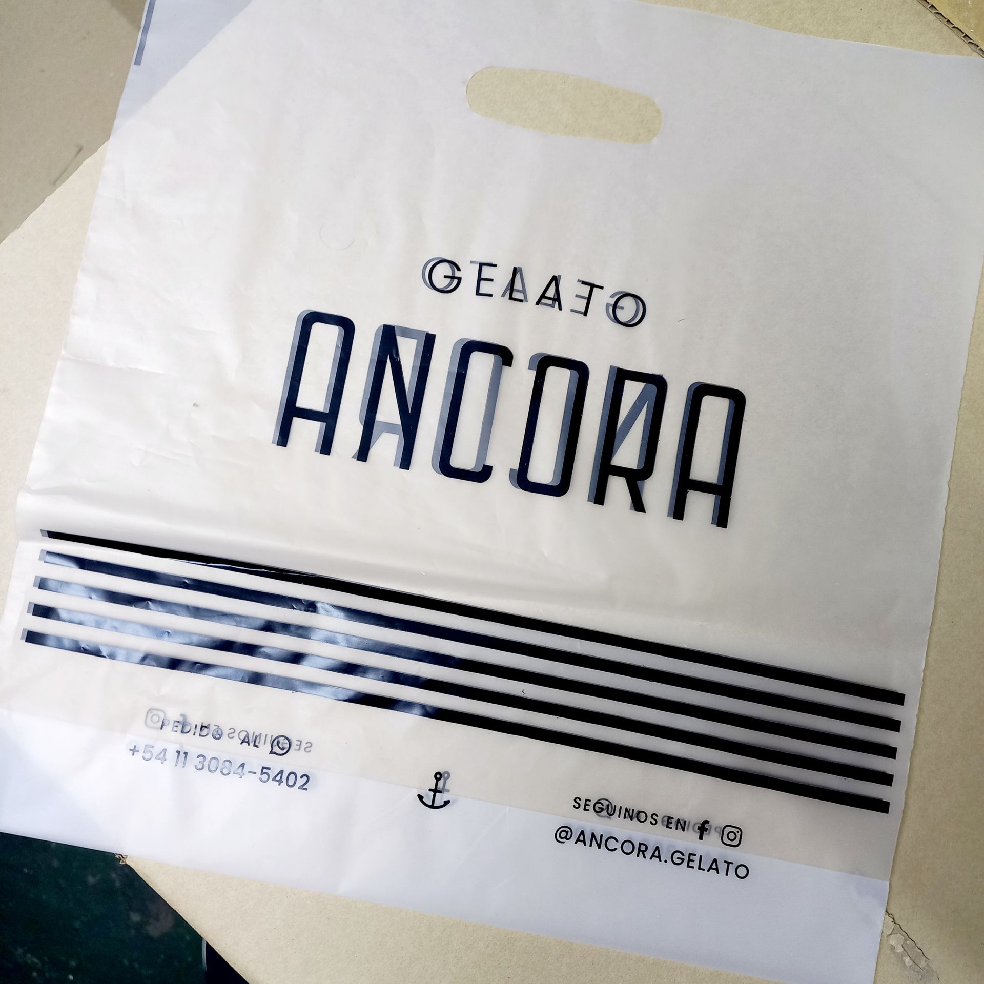 Una bolsa de plástico blanca con el texto negro 