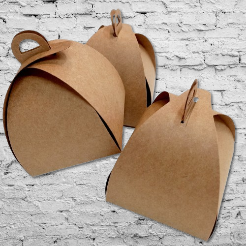 Tres cajas de regalo de cartón marrón con tapas curvas y asas, dispuestas sobre un fondo de pared de ladrillo blanco.