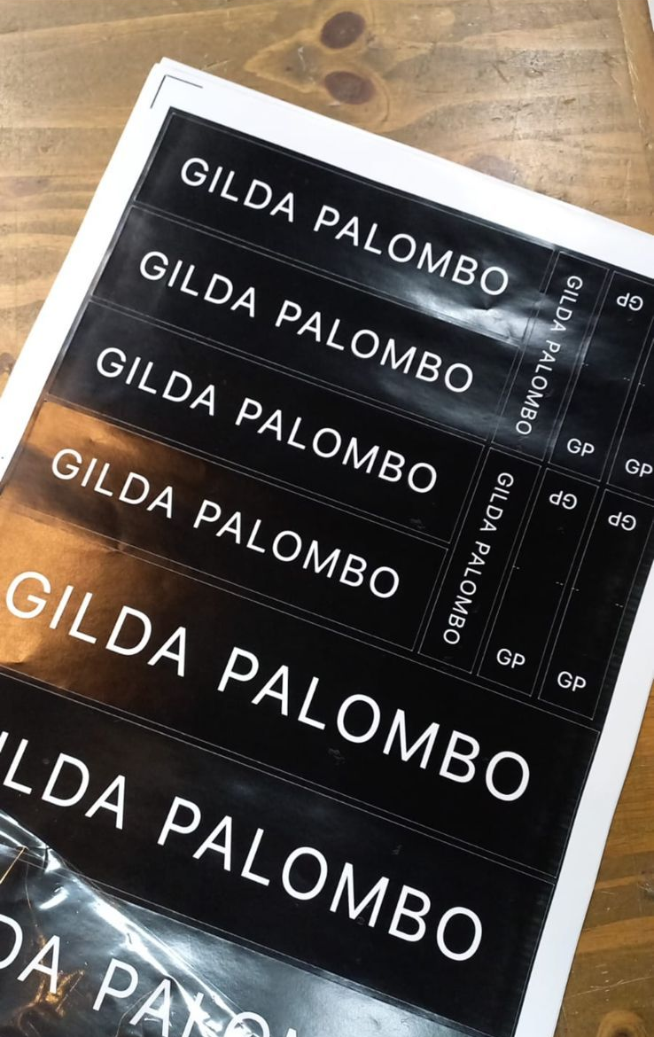 Una hoja de etiquetas adhesivas rectangulares negras con el texto blanco 