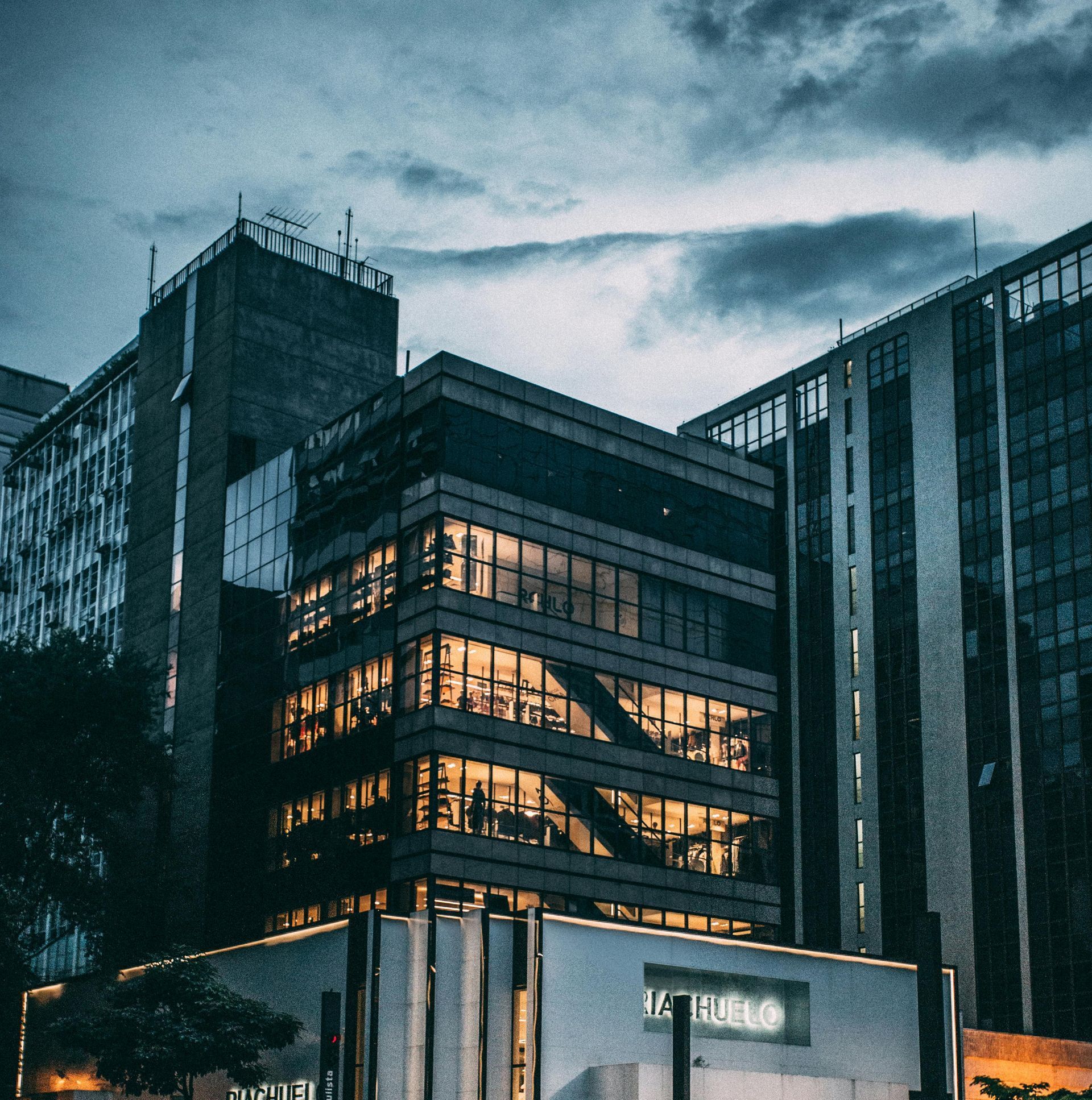 A large building with a sign that says ' wtbello ' on it