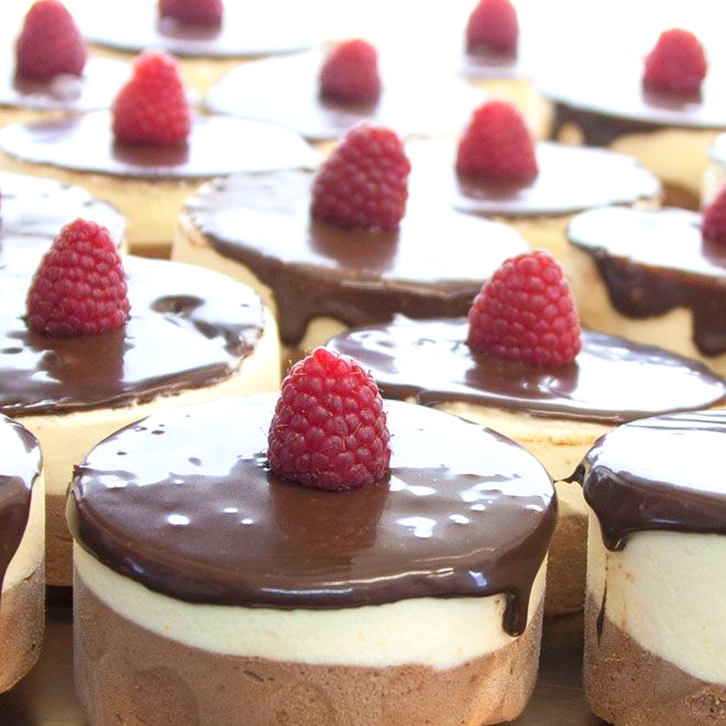 Mini-Schokoladenmousse-Törtchen mit Himbeeren.