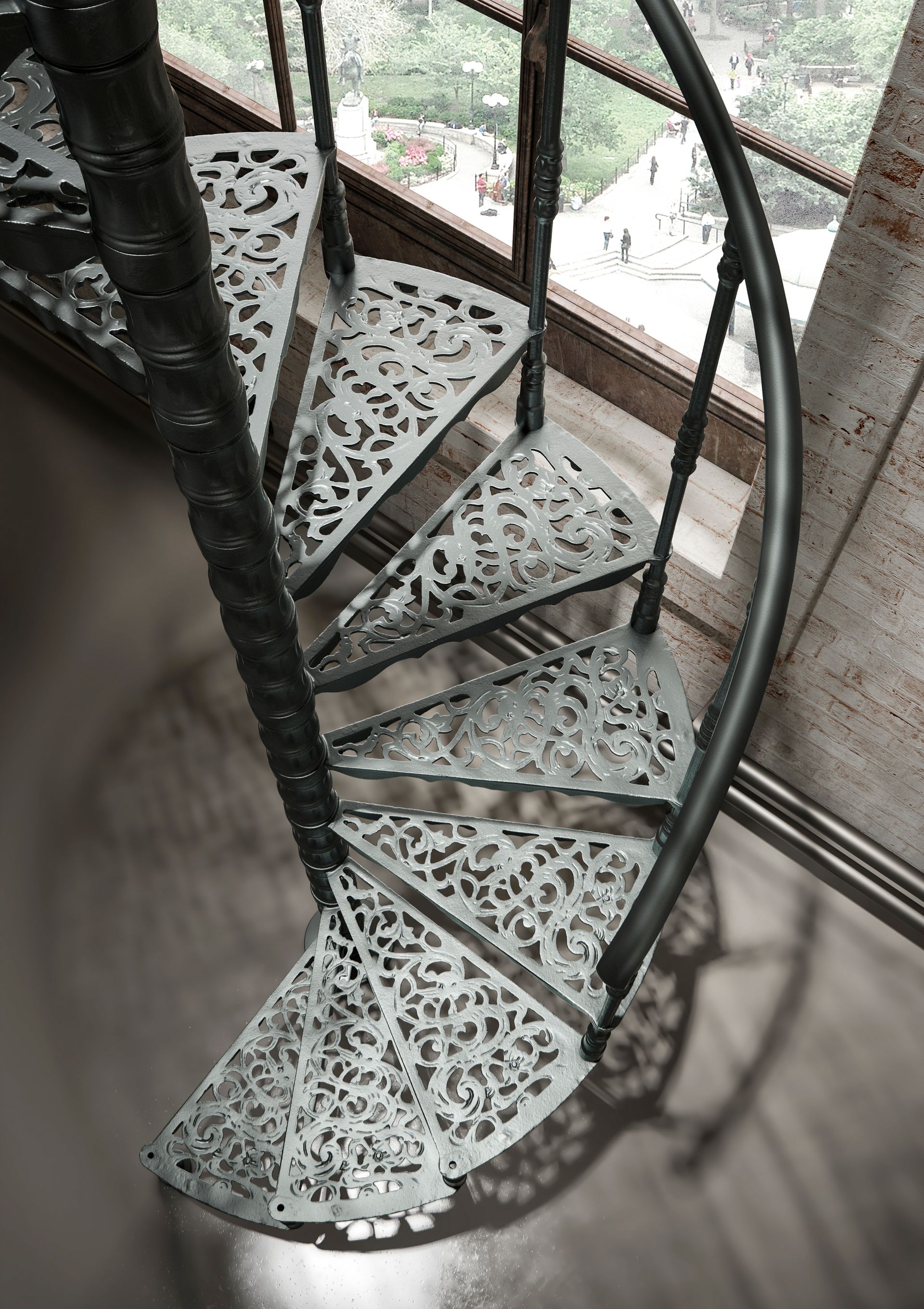 Scala a chiocciola in metallo con gradini bianchi decorati, posizionata accanto a una finestra.