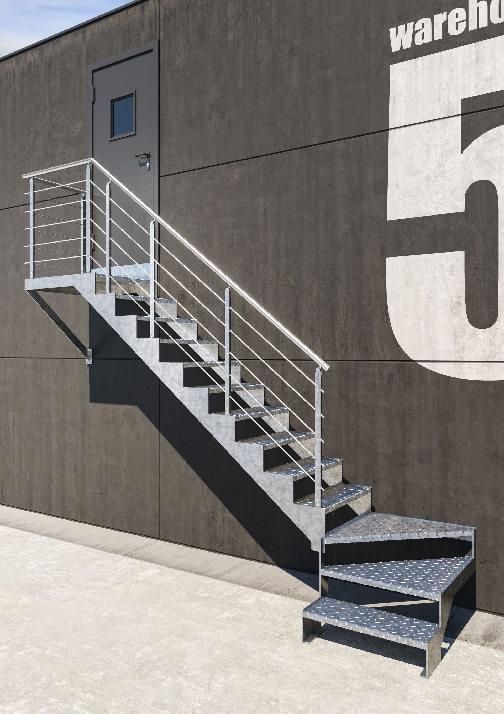 Scala esterna in metallo con pianerottolo e corrimano, incastonata in una parete scura di un magazzino.