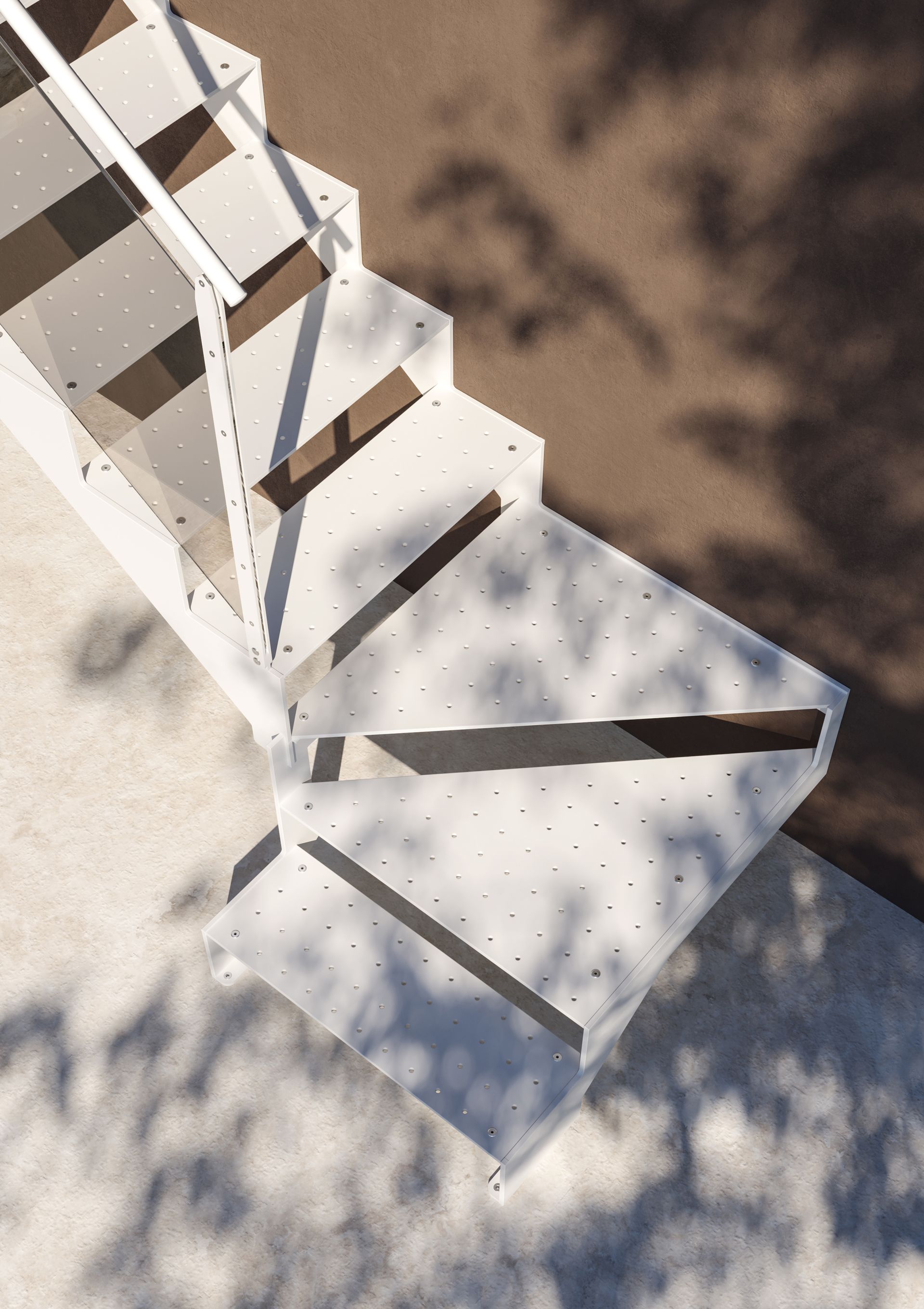 Una scala a chiocciola bianca proietta ombre su una superficie di cemento illuminata dal sole.