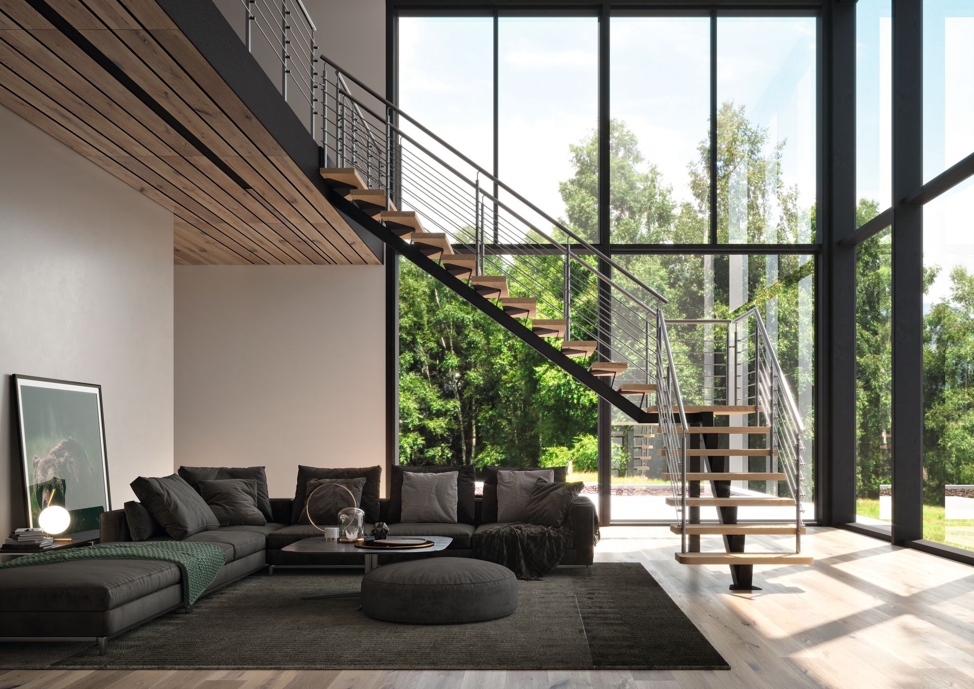 Soggiorno moderno con divano nero, scala e finestre a tutta altezza con vista sul verde.