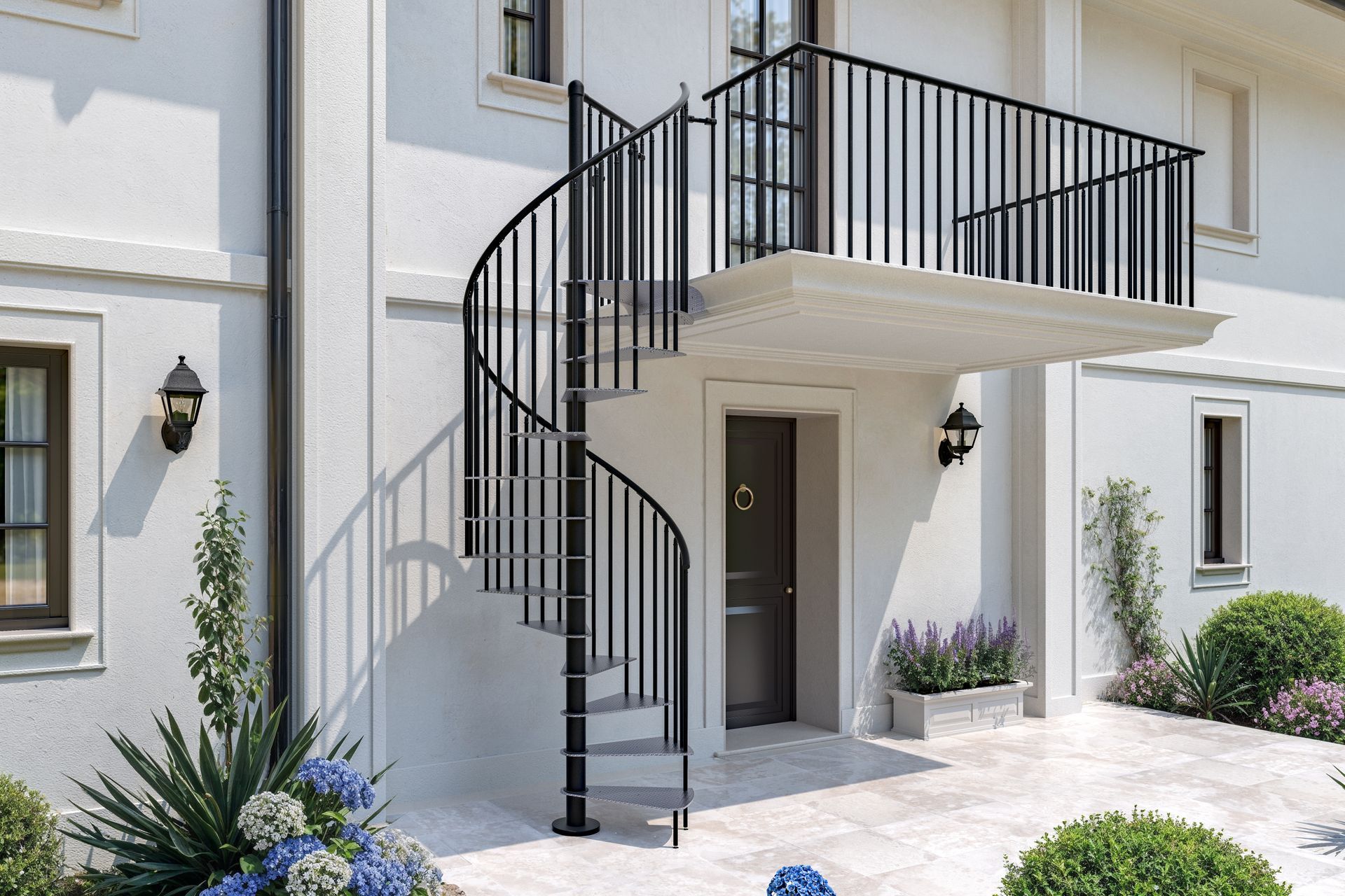 Ingresso esterno dell'appartamento con scala curva nera e facciata in stucco bianco.