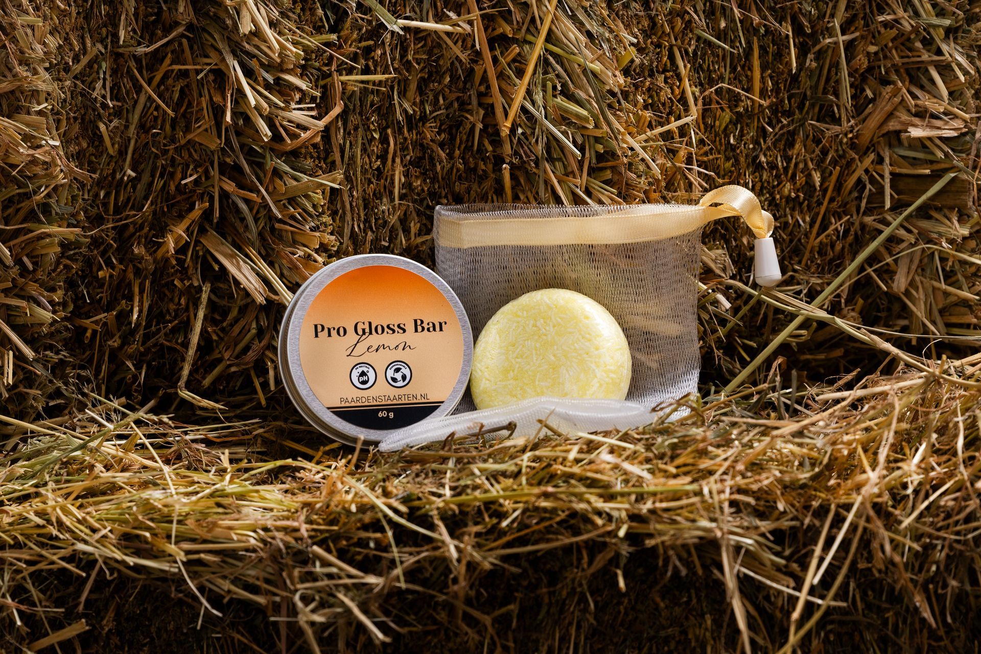 Frisse citroenpower voor een glanzende vacht! Natuurlijke, zachte formule in handig herbruikbaar blikje. Waszakje herbruikbaar en los bij te bestellen.