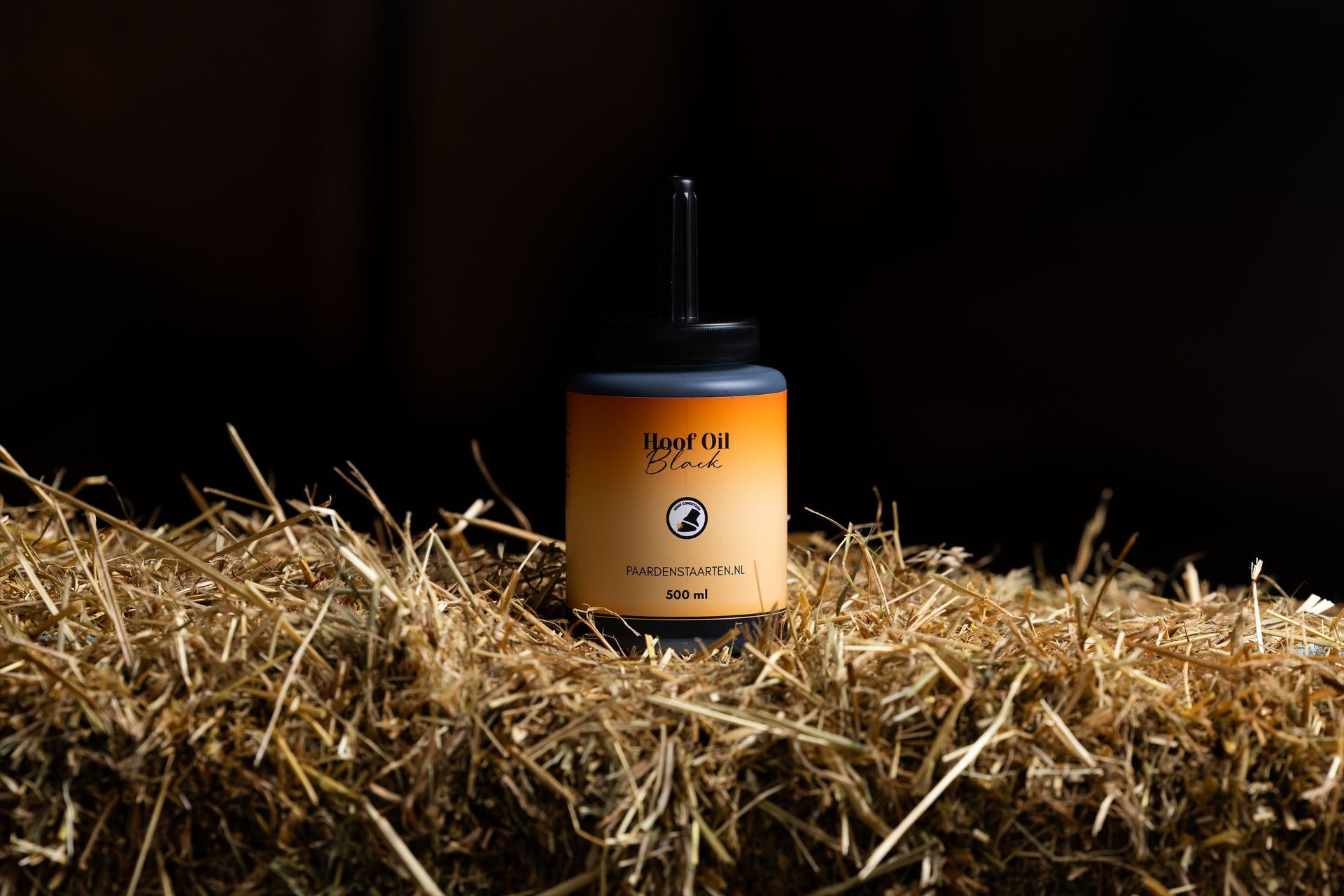 Verzorgt, beschermt en houdt hoeven soepel. Geeft een diepe, zwarte glans – perfect voor wedstrijd of fotoshoot!