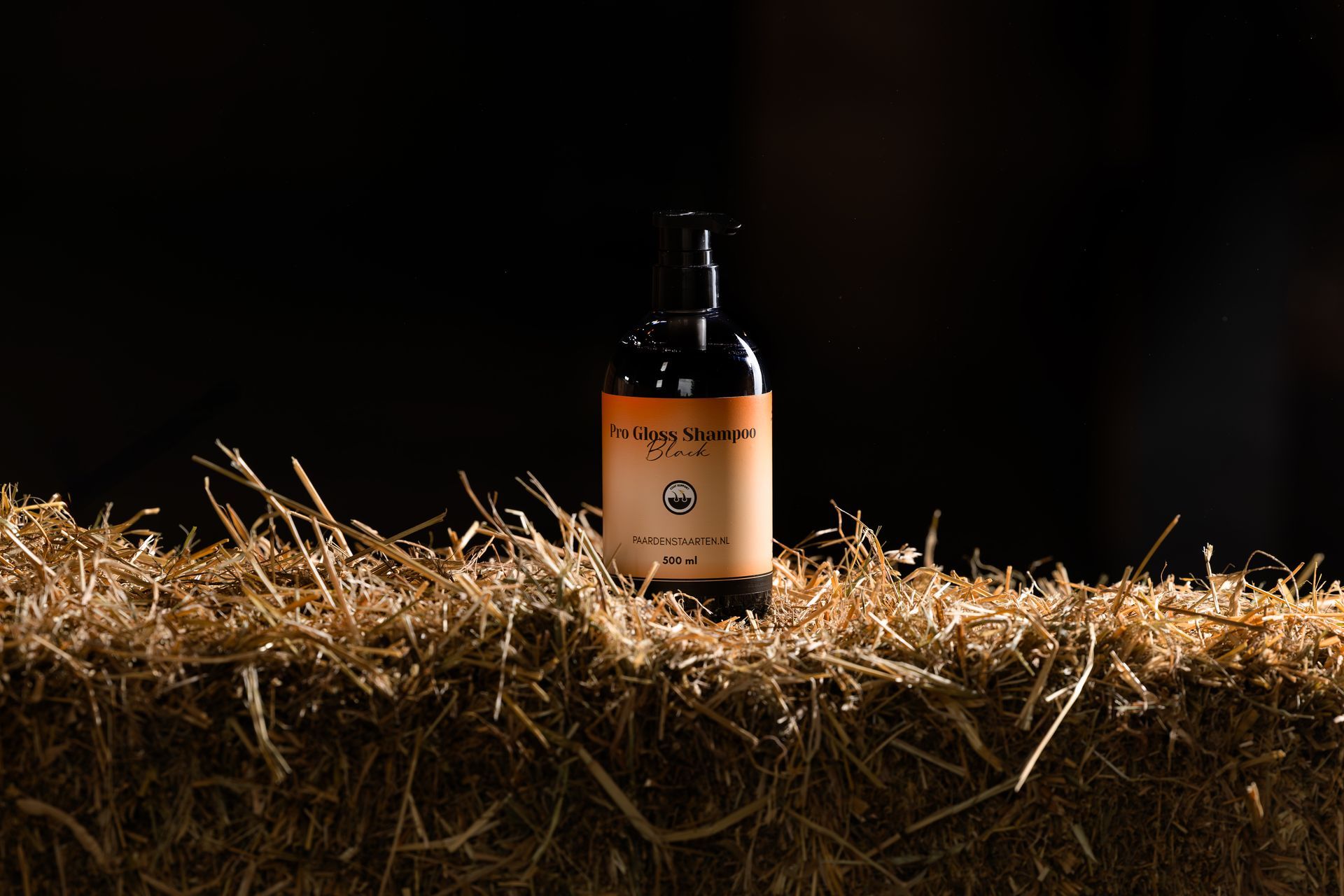 Luxe shampoo voor zwarte en donkere vachten. Voedt, reinigt en verdiept de natuurlijke kleur voor een indrukwekkende glans.